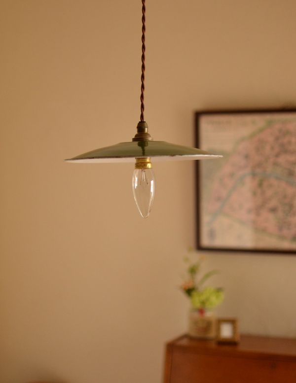 ペンダントライト　照明・ライティング　フランスアンティークのエナメルランプシェード（コード・シャンデリア球付き）。【 シェード 】直径24×高さ2.5cmコードは50、80cm以外にも、ご希望の長さで加工してお届けします。(m-1178-z)