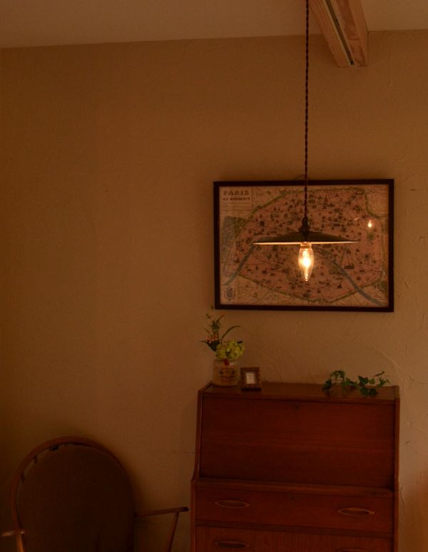 ペンダントライト　照明・ライティング　フランスアンティークのエナメルランプシェード（コード・シャンデリア球付き）。テーブルをあたたかい明かりが優しく照らしてくれます。(m-1178-z)