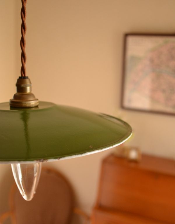 ペンダントライト　照明・ライティング　フランスアンティークのエナメルランプシェード（コード・シャンデリア球付き）。シェードは、アンティークのため、色むらがあったり、キズ、汚れが入っている場合もあります。(m-1178-z)