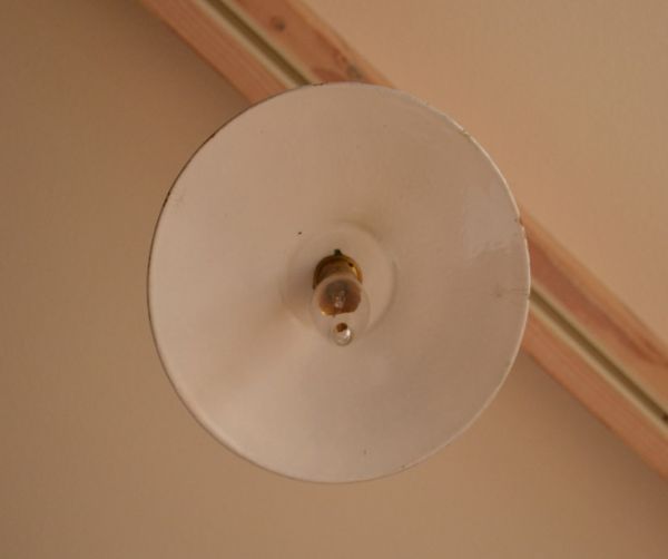 ペンダントライト　照明・ライティング　フランスアンティークのエナメルランプシェード（コード・シャンデリア球付き）。下から見るとこんな感じです。(m-1178-z)