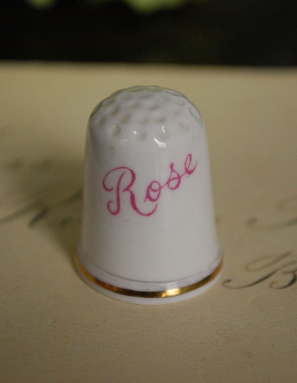 英国クラシックスタイル　アンティーク雑貨　ボーンチャイナ製のアンティーク シンブル(赤いローズ)。赤いバラの反対側にはピンクのRoseとデザインされています。(m-1179-z)