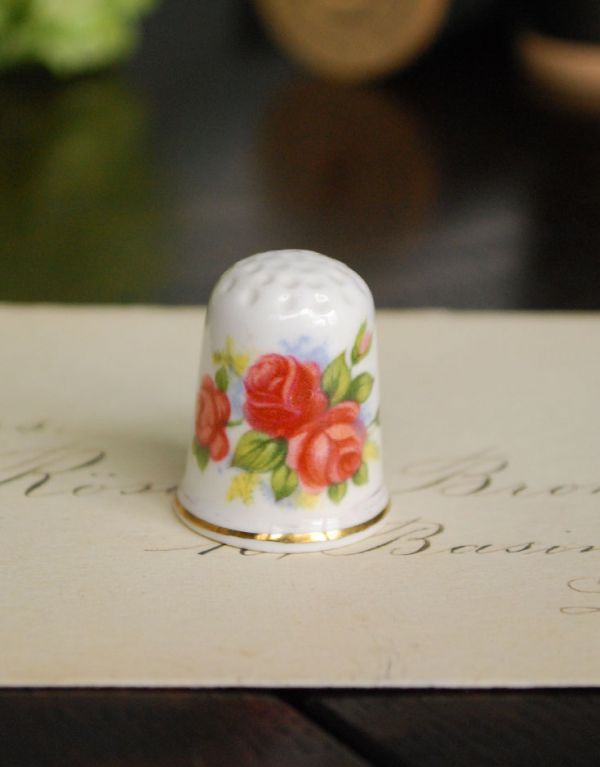 英国クラシックスタイル　アンティーク雑貨　ボーンチャイナ製のアンティーク シンブル(赤いローズ)。人気のローズデザインです。(m-1179-z)