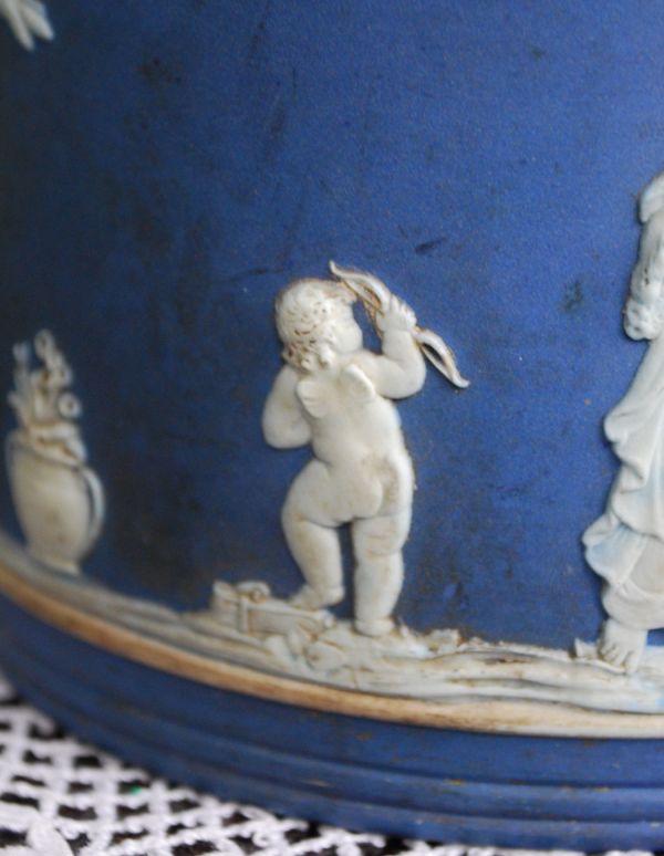 ジャムポット　アンティーク雑貨　アンティークのジャスパーウェア、ビスケットバレル（ウェッジウッド）。ギリシャ神話などをモチーフにした繊細な装飾が、お部屋に飾るだけで美しく華やかな雰囲気にしてくれます。(m-1186-z)