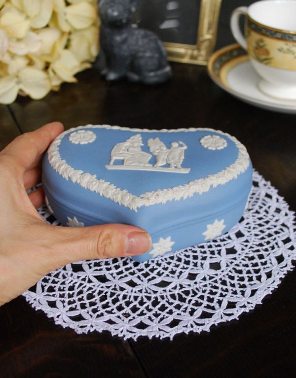 アンティーク雑貨　アンティークのジャスパーウェア　ウェッジウッドのハートボックス。さりげなく飾るとお部屋の雰囲気が素敵になります。(m-1193-z)