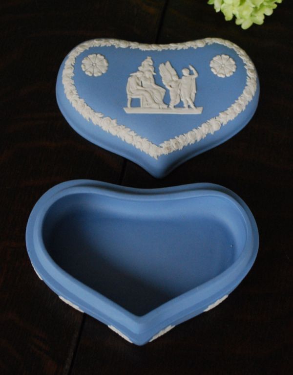 アンティーク雑貨　アンティークのジャスパーウェア　ウェッジウッドのハートボックス。上から見るとこんな感じです。(m-1193-z)