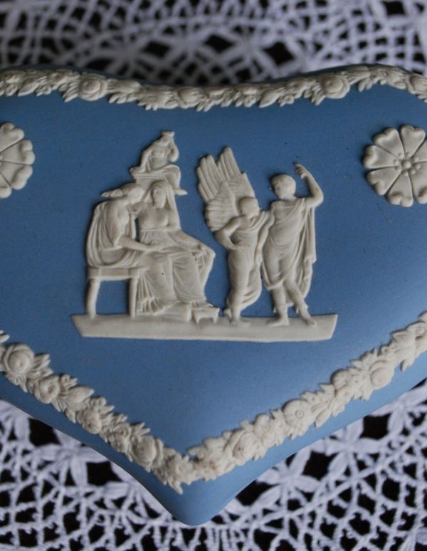 アンティーク雑貨　アンティークのジャスパーウェア　ウェッジウッドのハートボックス。フタの縁どりのレリーフが繊細でとっても美しいデザインです。(m-1193-z)