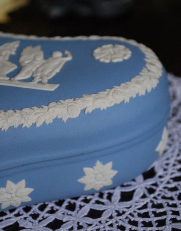 アンティーク雑貨　アンティークのジャスパーウェア　ウェッジウッドのハートボックス。アンティークのため、多少の汚れ・傷がある場合がありますが、使用上問題はありませんので、ご了承下さい。(m-1193-z)