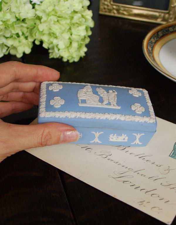 アンティークのジャスパーウェア蓋つき小物入れ（ウェッジウッド）(m