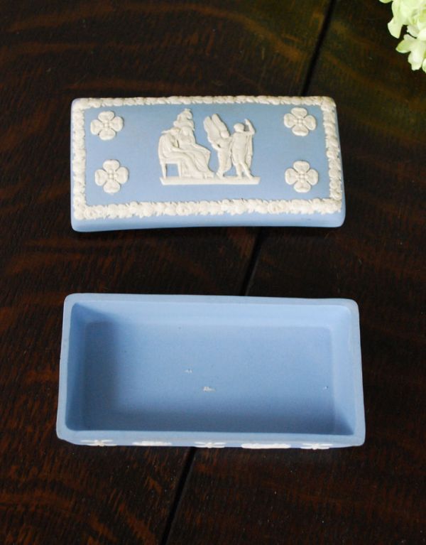 アンティークのジャスパーウェア蓋つき小物入れ（ウェッジウッド）(m