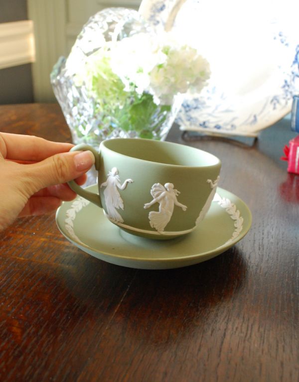 英国クラシックスタイル アンティーク雑貨 ジャスパーウェア カップ&ソーサーアンティークWedgwood(セージグリーン)。さりげなく飾るだけでお部屋の雰囲気が素敵になります。(m-1195-z)