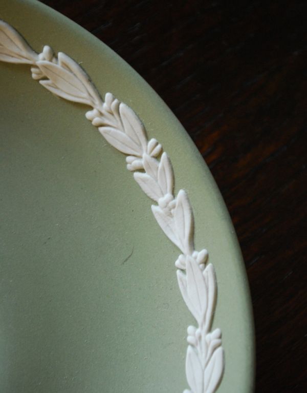 英国クラシックスタイル アンティーク雑貨 ジャスパーウェア カップ&ソーサーアンティークWedgwood(セージグリーン)。セージグリーンに白いレリーフが繊細に施された装飾はうっとりしてしまいます。(m-1195-z)