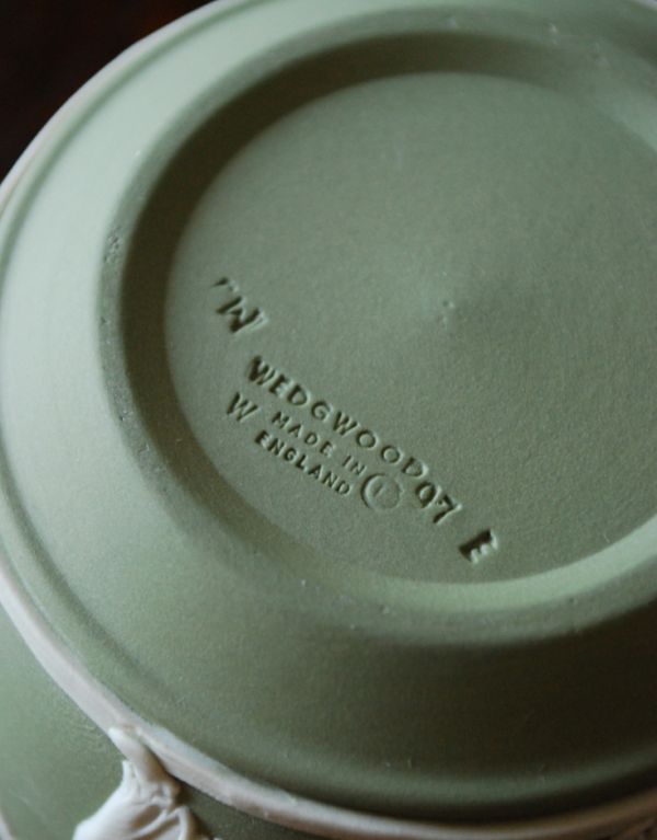 英国クラシックスタイル アンティーク雑貨 ジャスパーウェア カップ&ソーサーアンティークWedgwood(セージグリーン)。カップの裏面にもロゴが刻まれています。(m-1195-z)