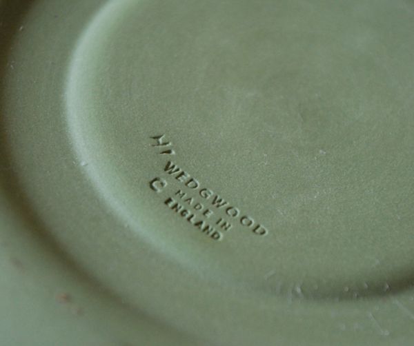 英国クラシックスタイル アンティーク雑貨 ジャスパーウェア カップ&ソーサーアンティークWedgwood(セージグリーン)。お皿の裏面にはロゴが刻まれています。(m-1195-z)