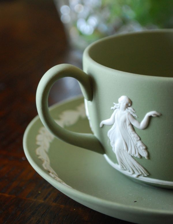 英国クラシックスタイル アンティーク雑貨 ジャスパーウェア カップ&ソーサーアンティークWedgwood(セージグリーン)。繊細なレリーフは飾るだけで美しく、コレクションしたくなるアイテムです。(m-1195-z)
