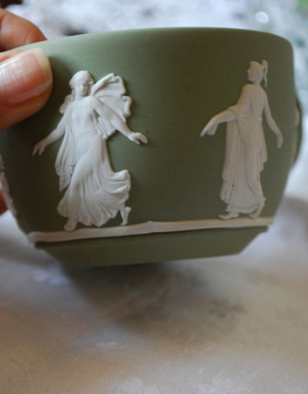 英国クラシックスタイル アンティーク雑貨 ジャスパーウェア カップ&ソーサーアンティークWedgwood(セージグリーン)。カップのメインレリーフのテーマは「踊りの時間」です。(m-1195-z)