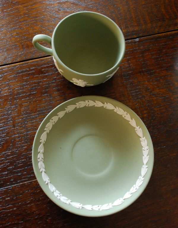 英国クラシックスタイル アンティーク雑貨 ジャスパーウェア カップ&ソーサーアンティークWedgwood(セージグリーン)。アンティークのため、多少のキズ・汚れがある場合がございます。(m-1195-z)