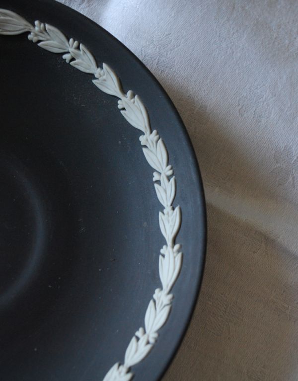 英国クラシックスタイル　アンティーク雑貨　ジャスパーウェア　カップ＆ソーサーアンティークWedgwood（ブラック）。ブラックに白いレリーフが繊細に施された装飾はうっとりしてしまいます。(m-1196-z)