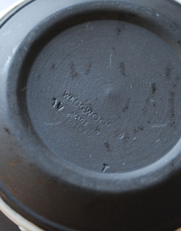 英国クラシックスタイル　アンティーク雑貨　ジャスパーウェア　カップ＆ソーサーアンティークWedgwood（ブラック）。カップの裏面にもロゴが刻まれています。(m-1196-z)