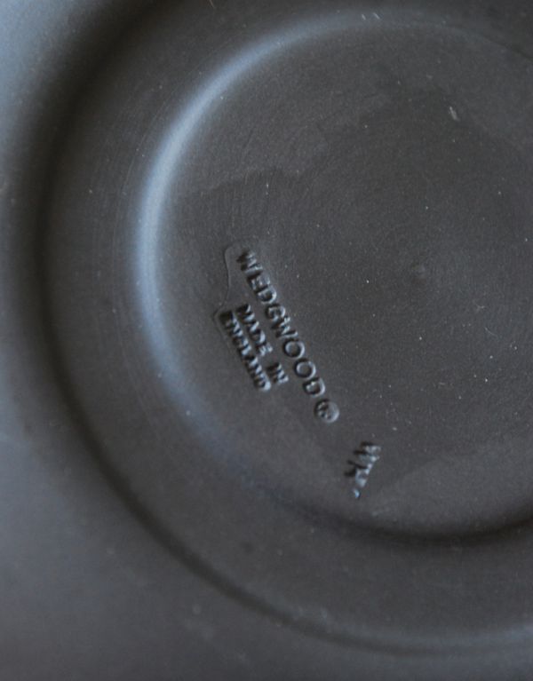 英国クラシックスタイル　アンティーク雑貨　ジャスパーウェア　カップ＆ソーサーアンティークWedgwood（ブラック）。お皿の裏面にはロゴが刻まれています。(m-1196-z)