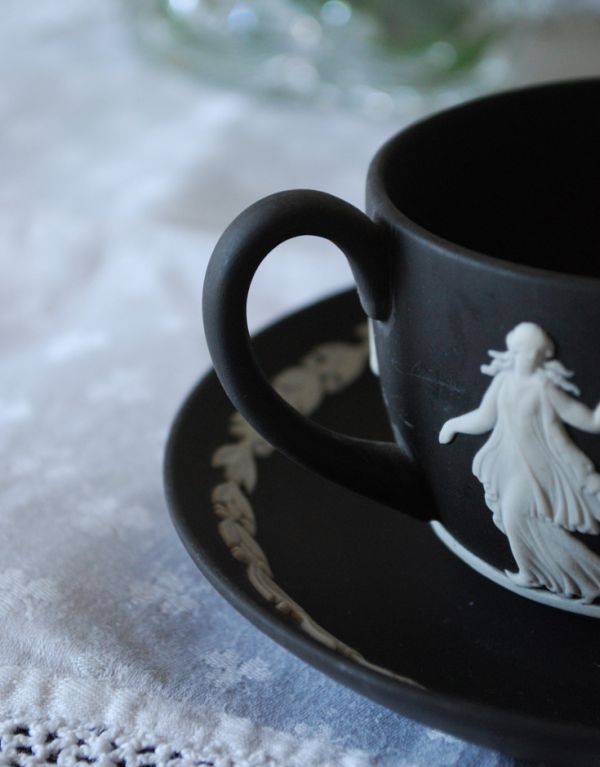 英国クラシックスタイル　アンティーク雑貨　ジャスパーウェア　カップ＆ソーサーアンティークWedgwood（ブラック）。繊細なレリーフは飾るだけで美しく、コレクションしたくなるアイテムです。(m-1196-z)