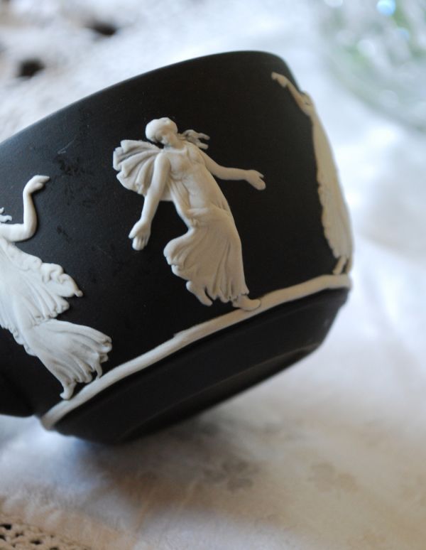 英国クラシックスタイル　アンティーク雑貨　ジャスパーウェア　カップ＆ソーサーアンティークWedgwood（ブラック）。カップのメインレリーフのテーマは「踊りの時間」です。(m-1196-z)