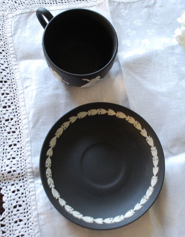 英国クラシックスタイル　アンティーク雑貨　ジャスパーウェア　カップ＆ソーサーアンティークWedgwood（ブラック）。アンティークのため、多少のキズ・汚れがある場合がございます。(m-1196-z)