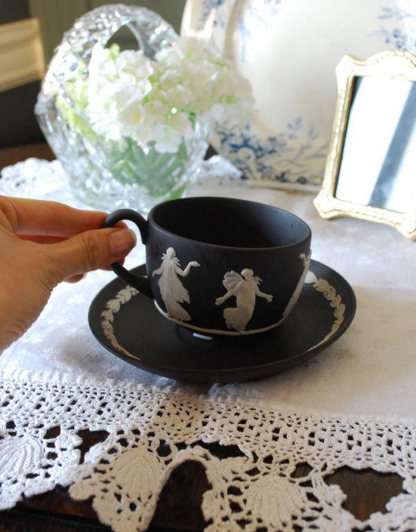 英国クラシックスタイル　アンティーク雑貨　ジャスパーウェア　カップ＆ソーサーアンティークWedgwood（ブラック）。さりげなく飾るだけでお部屋の雰囲気が素敵になります。(m-1196-z)