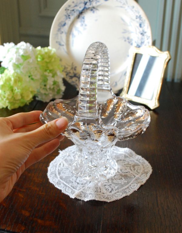 アンティーク雑貨　蝶が舞うとっても美しいプレスドグラスのアンティークバスケット。フラワーベースにしても可愛いですね。(m-1198-z)