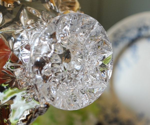 アンティーク雑貨　蝶が舞うとっても美しいプレスドグラスのアンティークバスケット。底にも美しいカッティングです。(m-1198-z)