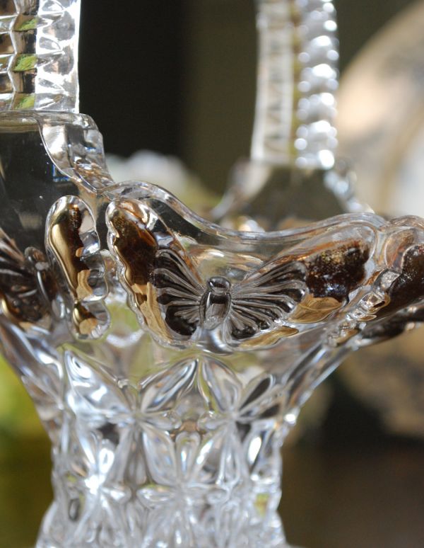 アンティーク雑貨　蝶が舞うとっても美しいプレスドグラスのアンティークバスケット。アンティークのため、多少の欠け・傷がある場合がありますが、使用上問題はありませんので、ご了承下さい。(m-1198-z)