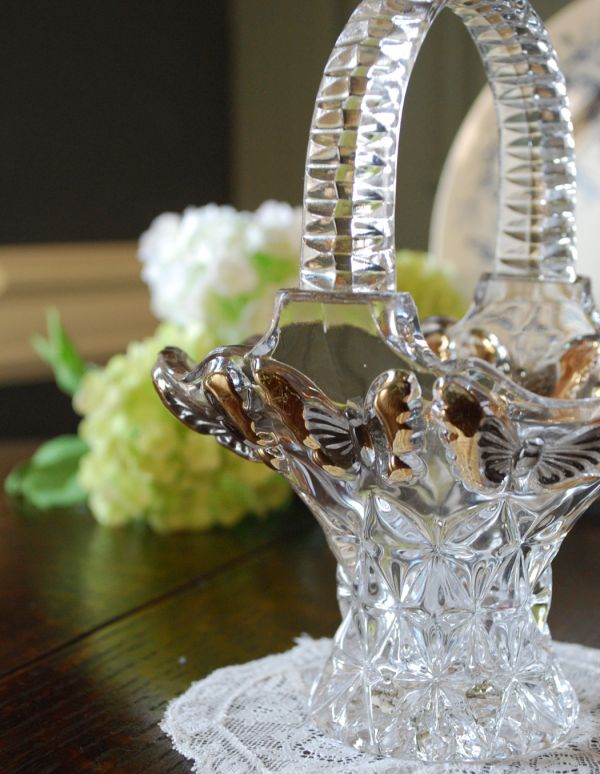 アンティーク雑貨　蝶が舞うとっても美しいプレスドグラスのアンティークバスケット。ボディがキュッとした女性らしいシルエットです。(m-1198-z)