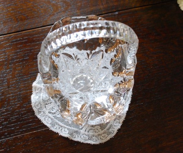アンティーク雑貨　蝶が舞うとっても美しいプレスドグラスのアンティークバスケット。上から見ても美しいデザインです。(m-1198-z)