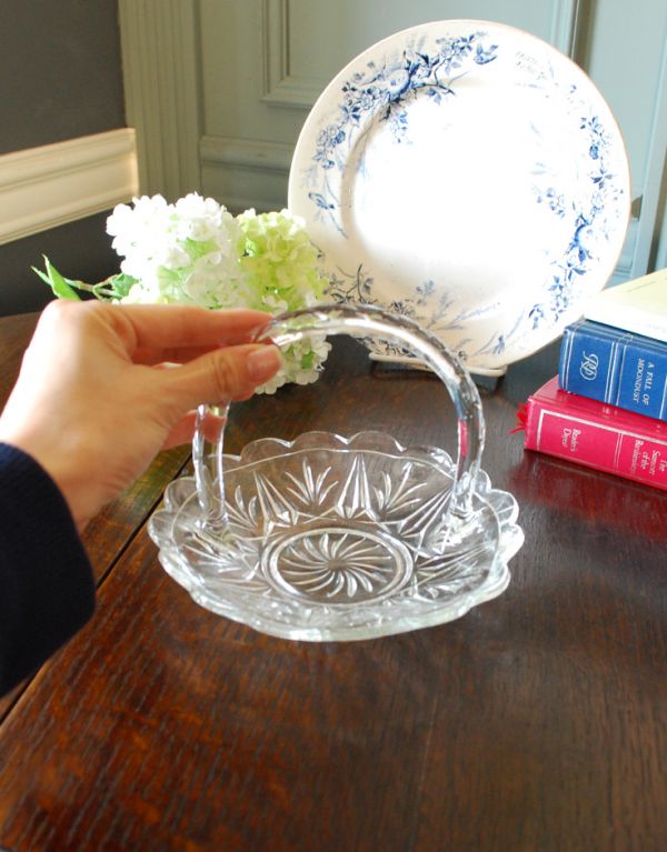 プレート、ケーキスタンド　アンティーク雑貨　プレスドグラスのアンティークガラスバスケット。ポプリを乗せたり、サニタリーアイテムを乗せて小物トレーとしても便利に使えます。(m-1199-z)
