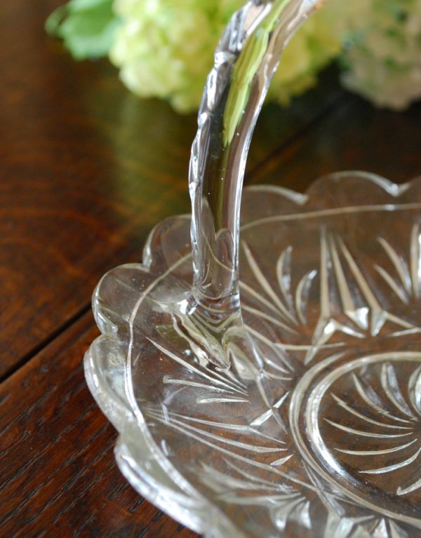 プレート、ケーキスタンド　アンティーク雑貨　プレスドグラスのアンティークガラスバスケット。縁どりはお花の可愛いカッティングです。(m-1199-z)