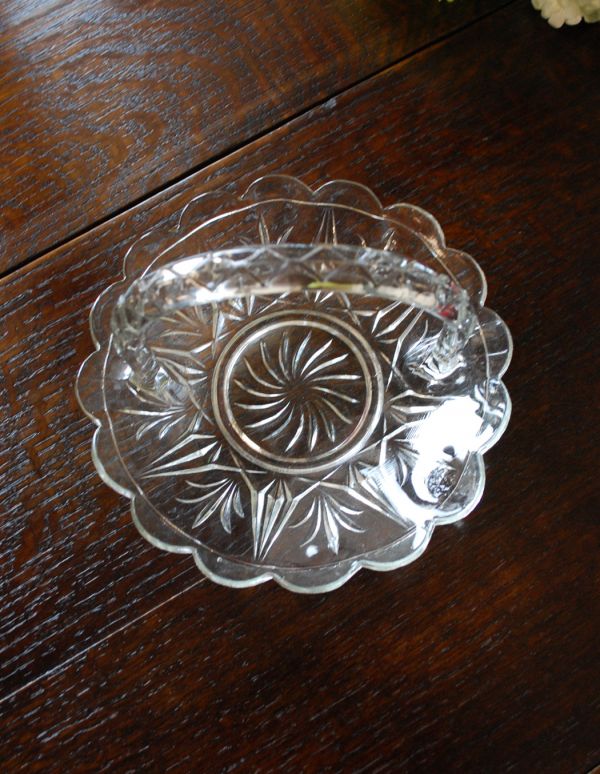 プレート、ケーキスタンド　アンティーク雑貨　プレスドグラスのアンティークガラスバスケット。アンティークのため、多少の欠け・傷がある場合がありますが、使用上問題はありませんので、ご了承下さい。(m-1199-z)