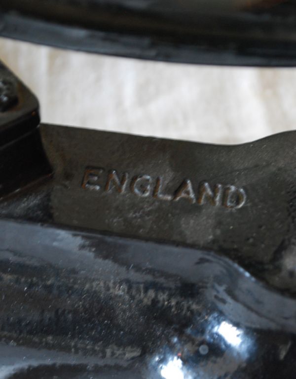 時計・スケール・カレンダー　アンティーク雑貨　英国から到着、LIBRA SCALE COのアンティークスケール（バランススケール）。ENGLAND とマークが付いています。(m-1200-z)