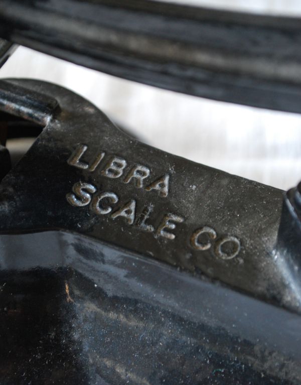 時計・スケール・カレンダー　アンティーク雑貨　英国から到着、LIBRA SCALE COのアンティークスケール（バランススケール）。LIBRA SCALE CO とマークが付いています。(m-1200-z)