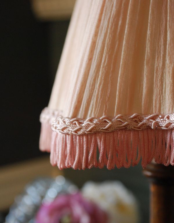 フランスから到着、ベビーピンクが優しく灯るアンティーク布シェード(m