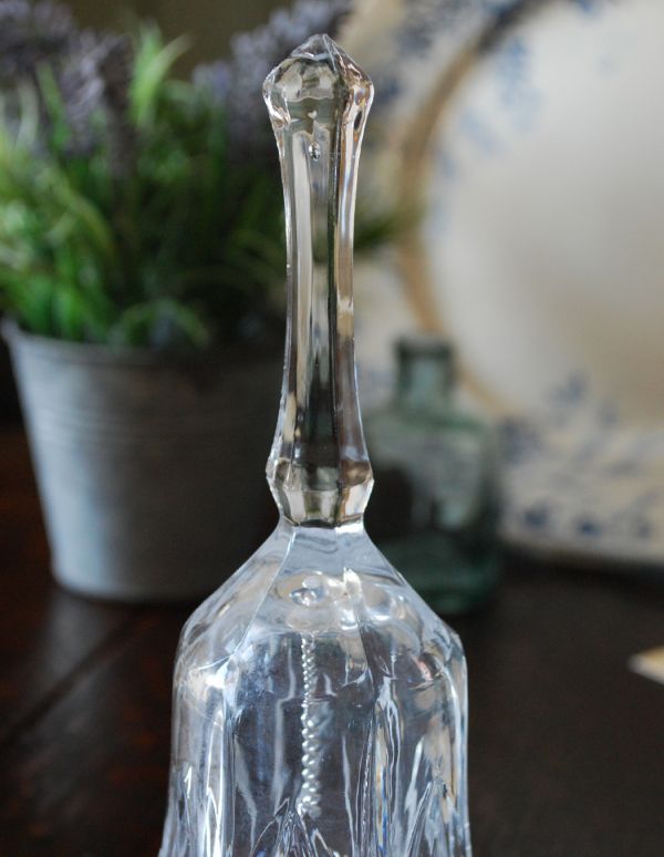 オブジェ、ベル アンティーク雑貨 きらきら輝くガラスのディナーベル、アンティークプレスドグラス。アンティークのため、多少の欠け・傷がある場合がありますが、使用上問題はありませんので、ご了承下さい。(m-1204-z)