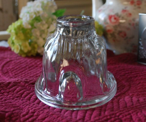 アンティーク雑貨　アンティークガラスのキッチン雑貨　ウサギのゼリーモールド（大）。シッポが愛らしい後ろ姿です。(m-1206-z)