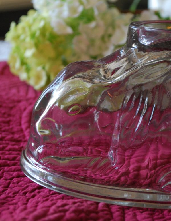 アンティーク雑貨　アンティークガラスのキッチン雑貨　ウサギのゼリーモールド（大）。ぽってりとした厚みのアンティークガラスです。(m-1206-z)