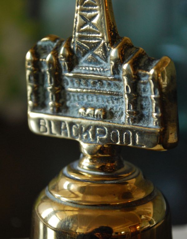 シルバーのカトラリー アンティーク雑貨 BLACKPOOLタワー、アンティーク真鍮製、テーブルベル。アンティークのため、多少のキズ、汚れがある場合がありますが、使用上問題はありませんので、ご了承下さい。(m-1213-z)