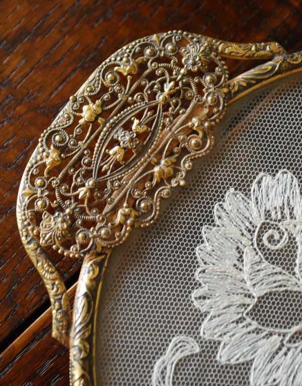 プチポワンイギリス製刺繍入りレースのドレッシングトレイ 金色フレーム プチポワンイギリス製刺繍入りレースのドレッシングトレイ 金色フレーム