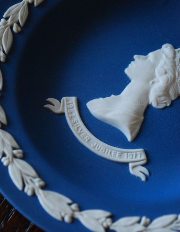 アンティーク雑貨 1952-1977アンティーク(Wedgwood)ウェッジウッド、シルバージュビリープレート。繊細なレリーフは飾るだけで美しく、いくつも集めたくなります。(m-1221-z)