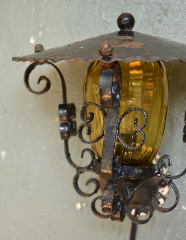 壁付けブラケット 照明・ライティング ちょっとめずらしい壁付け照明、お洒落なアンティークのウォールランプ。シェード、コード、電球1個、を全てセットでお届けするので、届いてすぐに取り付けられます。(m-1225-z)