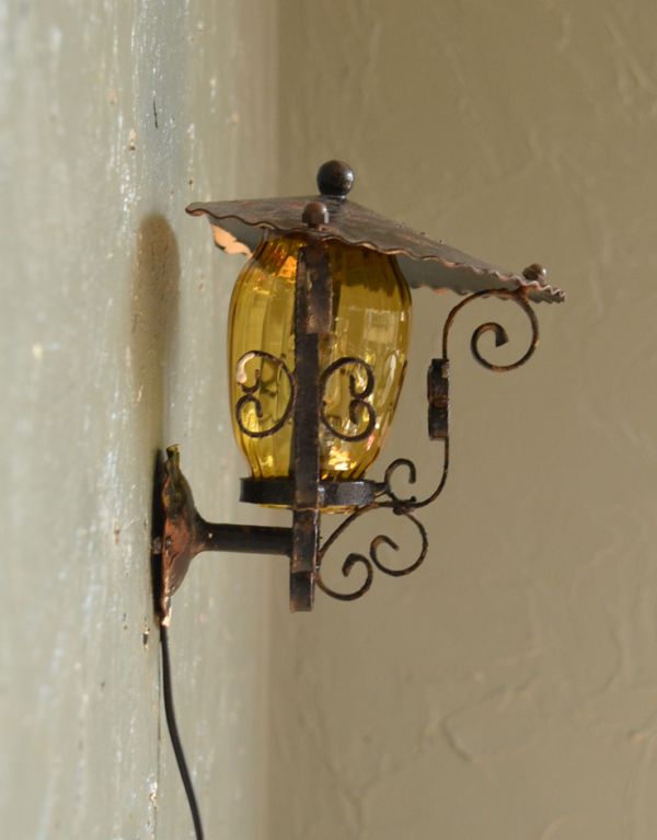 壁付けブラケット 照明・ライティング ちょっとめずらしい壁付け照明、お洒落なアンティークのウォールランプ。横から見るとこんな感じです。(m-1225-z)