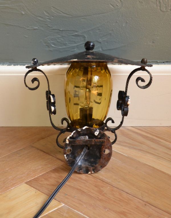 壁付けブラケット 照明・ライティング ちょっとめずらしい壁付け照明、お洒落なアンティークのウォールランプ。※配線に直結するので、電気屋さんによる取り付け工事が必要です。(m-1225-z)