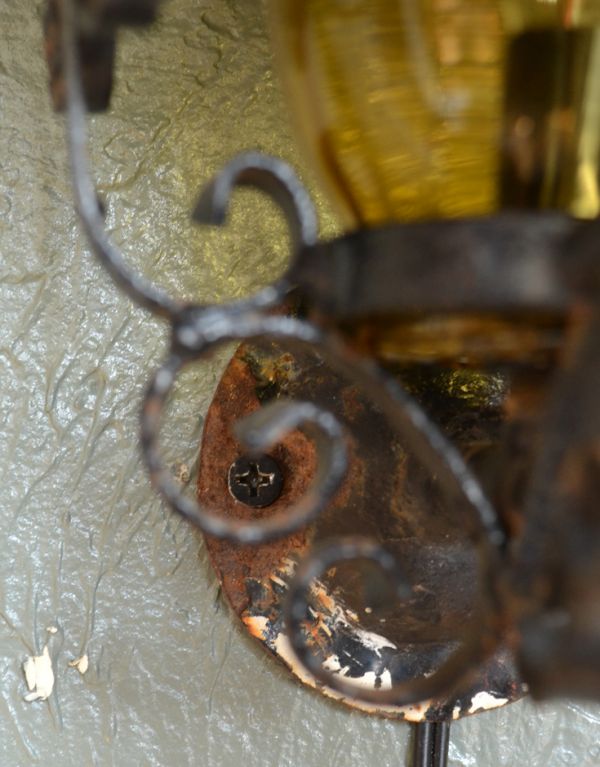 壁付けブラケット 照明・ライティング ちょっとめずらしい壁付け照明、お洒落なアンティークのウォールランプ。ビスを留める箇所は2ヵ所です。(m-1225-z)