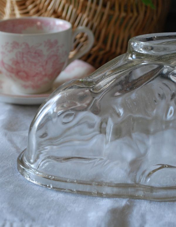 アンティーク 雑貨のガラス小物　アンティーク雑貨　アンティークガラスのキッチン雑貨　ウサギのゼリーモールド（大）。ぽってりとした厚みのアンティークガラスです。(m-1229-z)