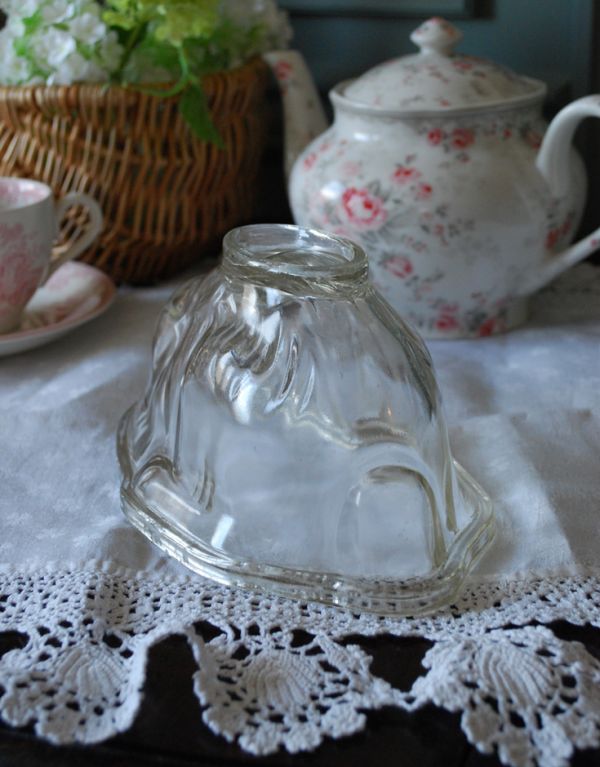 アンティーク 雑貨のガラス小物　アンティーク雑貨　アンティークガラスのキッチン雑貨　ウサギのゼリーモールド（大）。シッポが愛らしい後ろ姿です。(m-1229-z)